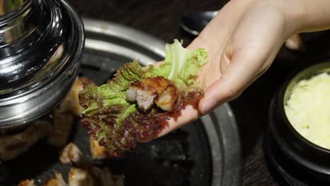 deliciosa barbacoa coreana envuelta en una hoja de lechuga -cerrar