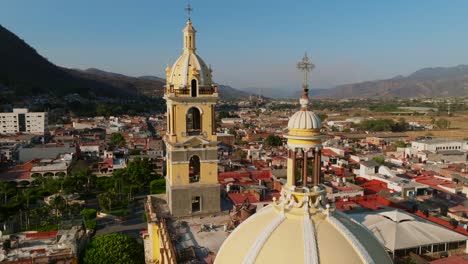 Vuelo-De-Drones-Extremadamente-Cercano-Entre-Las-Torres-De-La-Iglesia-De-Nuestra-Señora-Del-Santuario,-Tamazula-De-Gordiano,-México