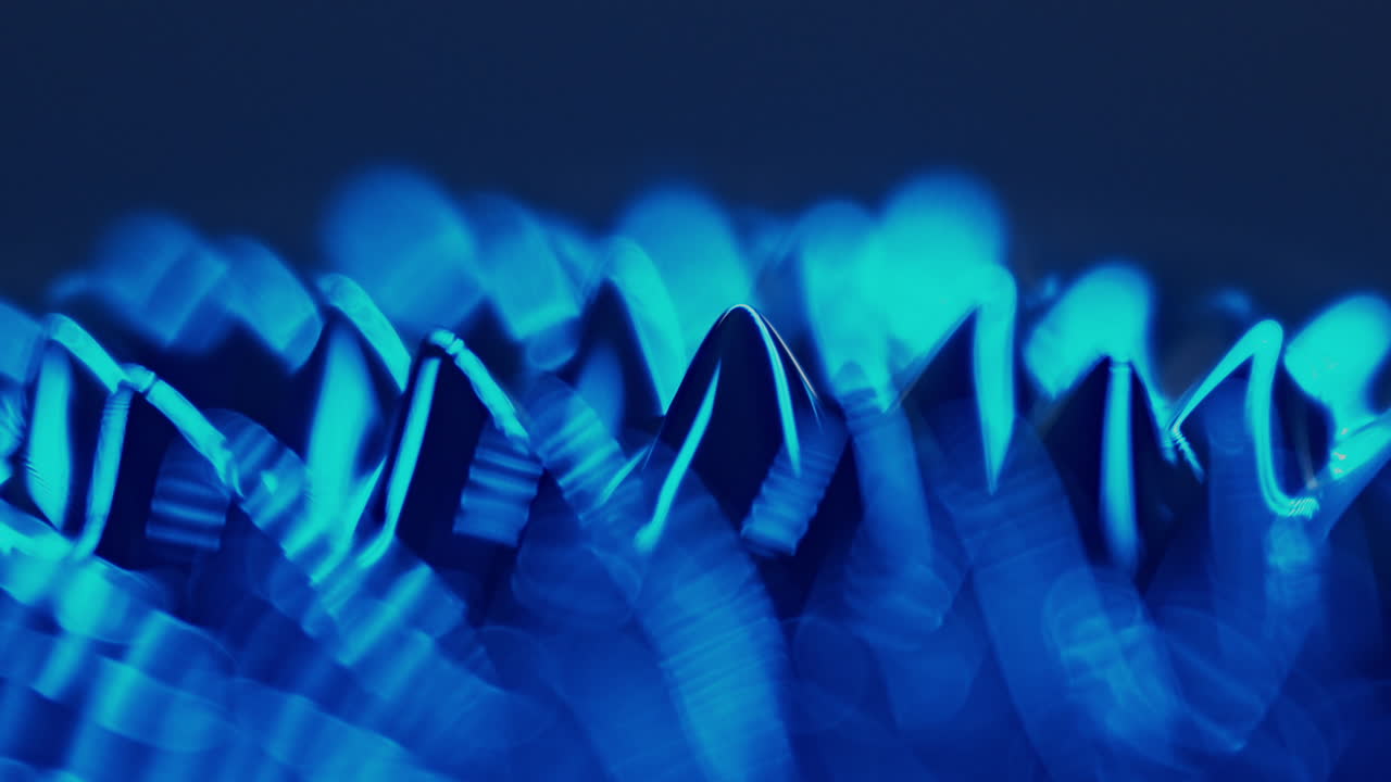 picos de formación de fluidos en una atmósfera abstracta oscura