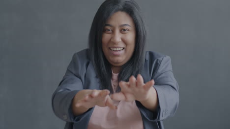 mujer alegre bailando