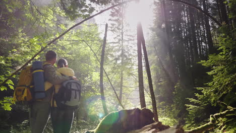 una pareja joven camina por un sendero panorámico en el bosque