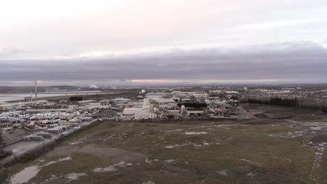 vista aérea con vistas a la fábrica de refinería industrial frente al mar del reino unido