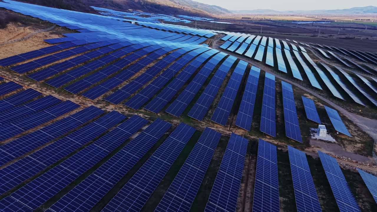 Solpaneler dækker jorden på en stor energi-farm
