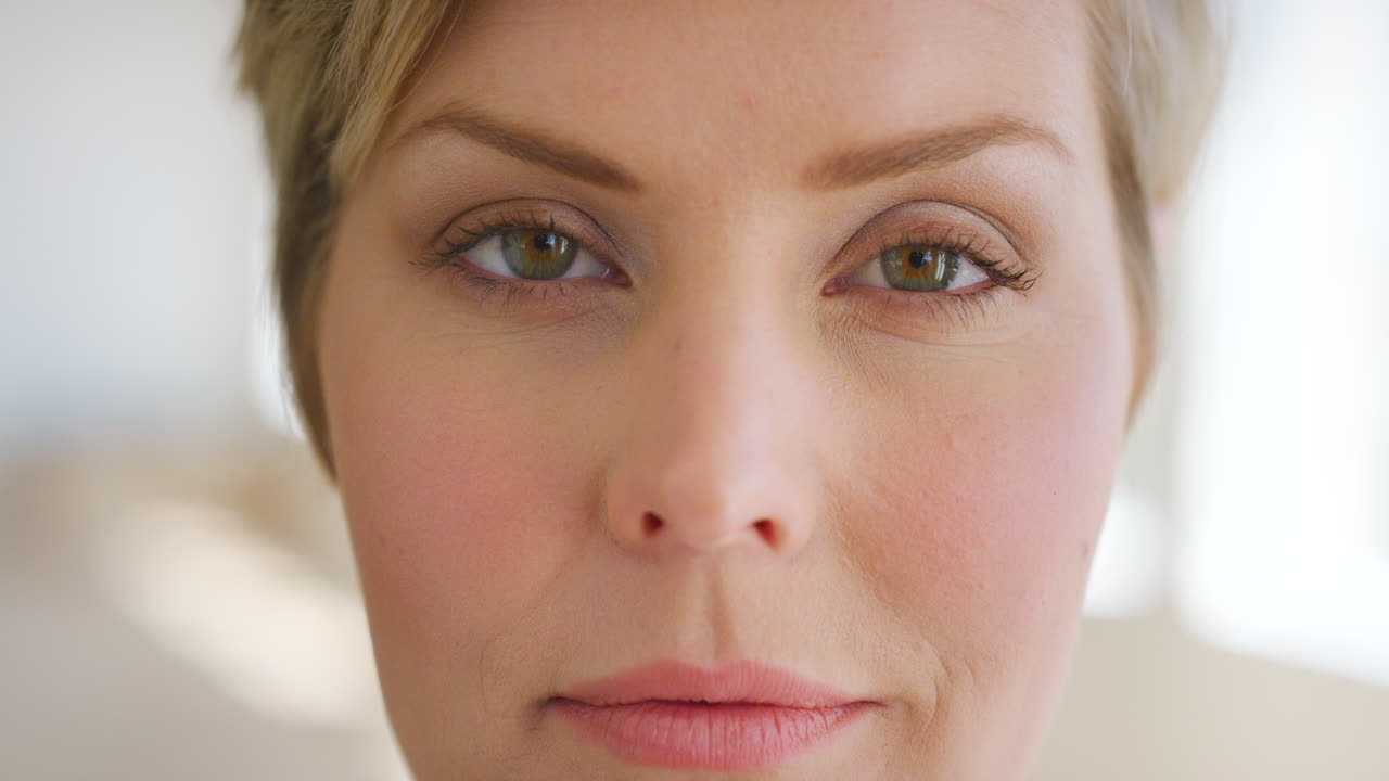 ⁇ 은 피부를 가진 미소 짓지 않는 여성의 얼굴