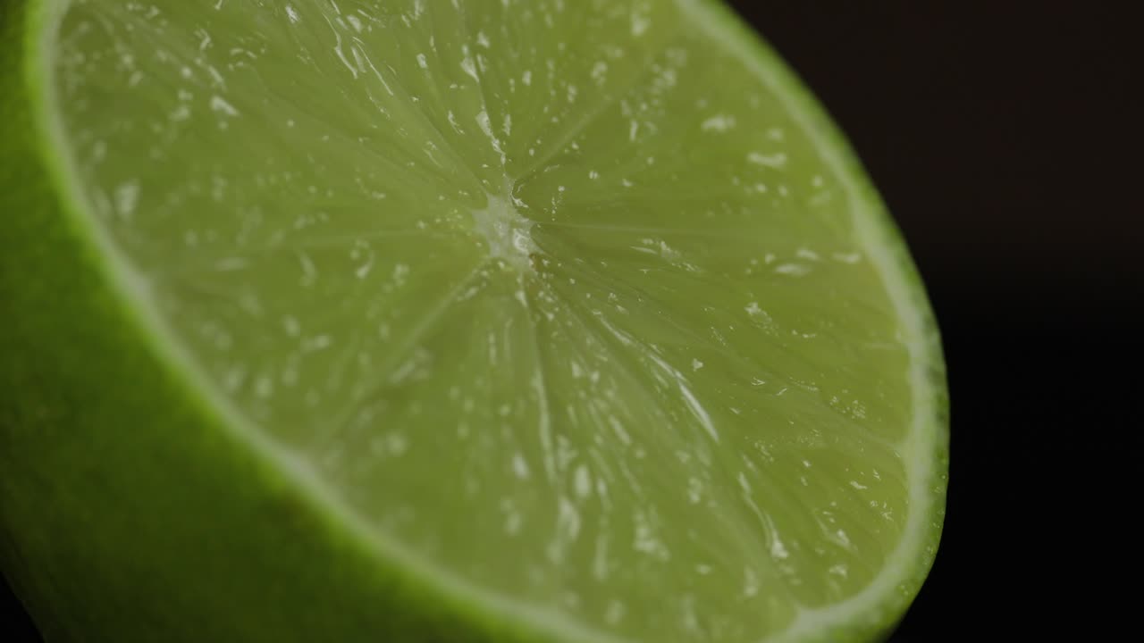 delicioso corte de lima para exprimir jugo fresco. mitad de lima