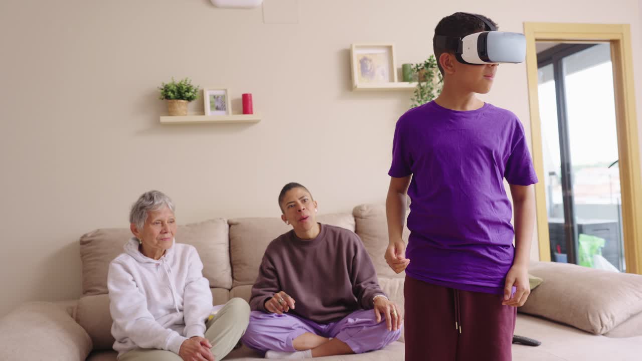 Ung dreng spiller virtual reality-spil, mens familien ser på