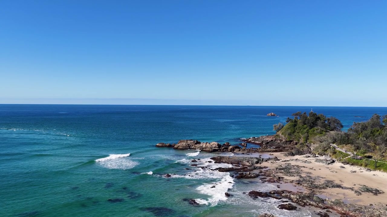 Vista aerea di onde che si infrangono sulla costa rocciosa australiana.