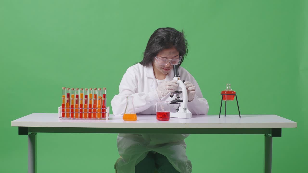 joven científica en una mesa de laboratorio