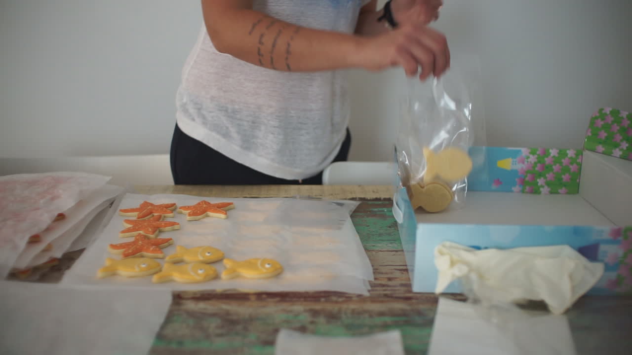 imágenes de una mujer caucásica haciendo galletas de pescado