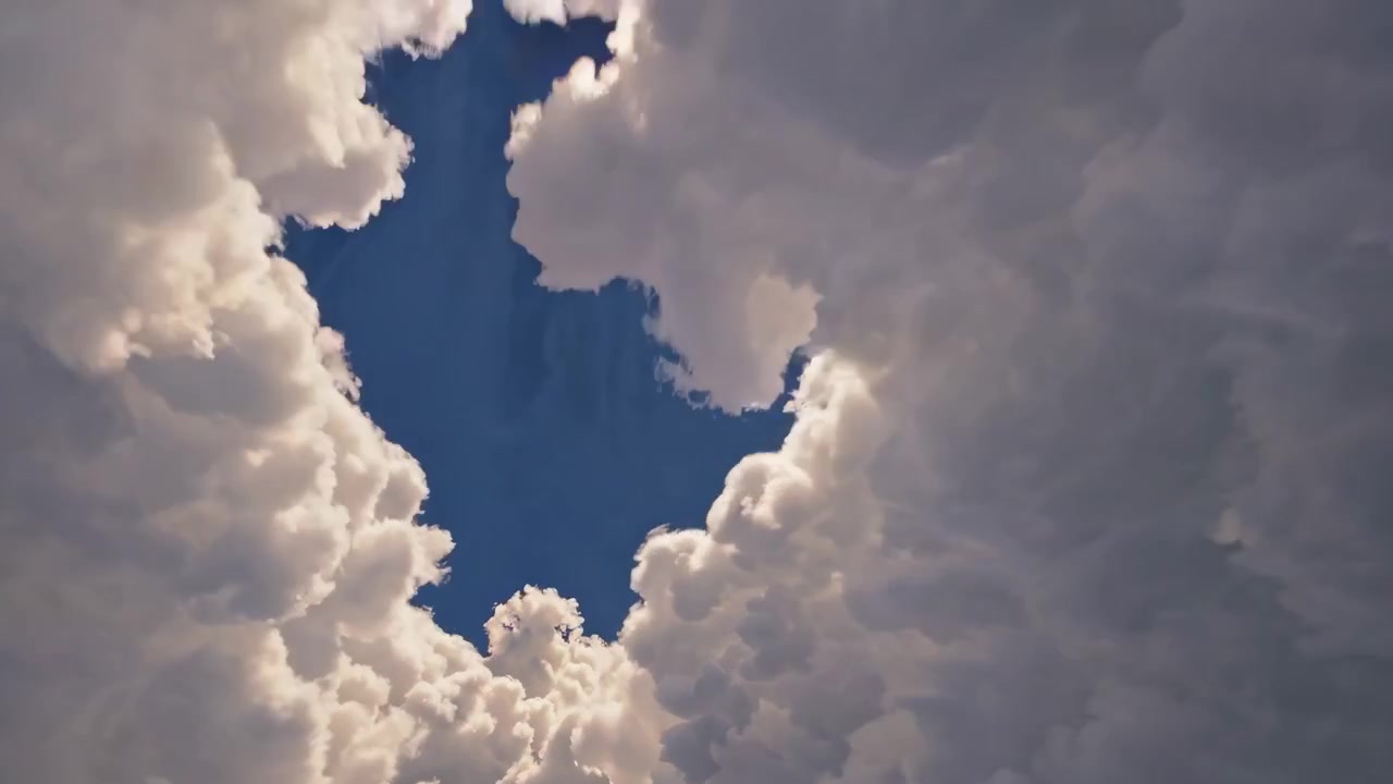 Time-lapse di nuvole bianche e soffici che si muovono attraverso un cielo blu intenso