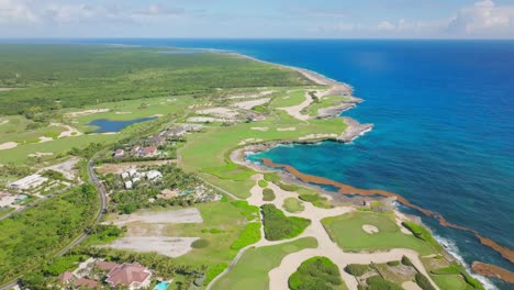 blick aus dem hohen winkel über den golfplatz corales am meer, punta cana, karibik