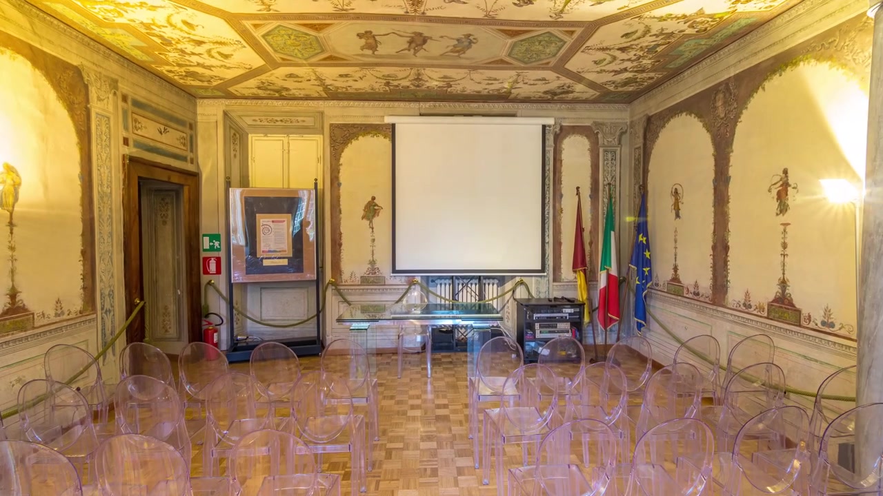 Museo Di Villa Ferrajoli en la hermosa ciudad de Albano Laziale, timelapse hyperlapse, Italia. Museo histórico en su interior con numerosas exposiciones.