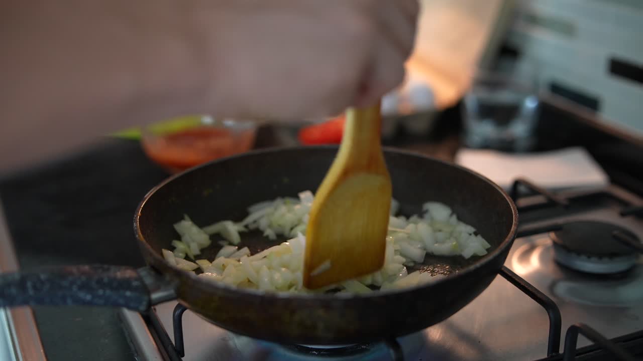 freír cebollas picadas en una sartén