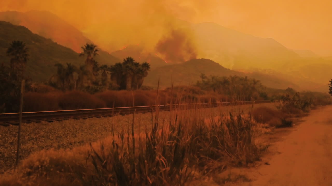 notable antena sobre el enorme incendio de thomas que arde en las colinas del condado de ventura cerca de la autopista 101