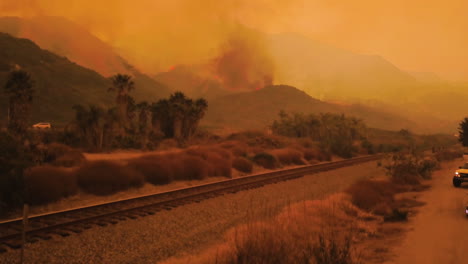 Notable-Antena-Sobre-El-Enorme-Incendio-De-Thomas-Que-Arde-En-Las-Colinas-Del-Condado-De-Ventura,-Cerca-De-La-Autopista-101