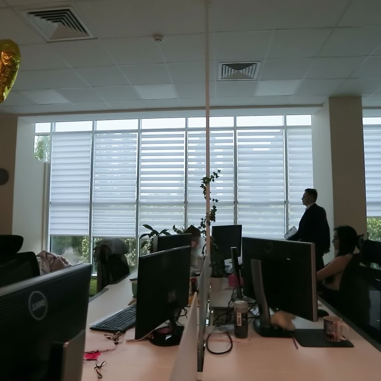 바쁜 사무실 에서 일 하는 사람 들