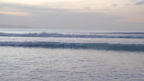 olas tranquilas rompiendo en aguas poco profundas en asia al atardecer