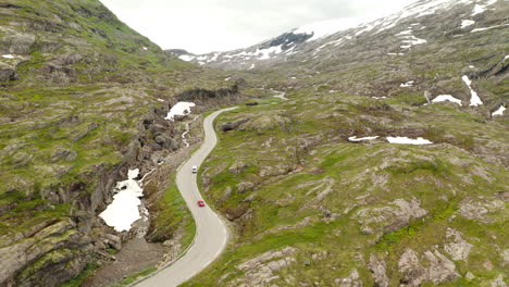 vista aérea de los vehículos que circulan por la carretera sinuosa en el valle de strynedalen en stryn, condado de vestland, noruega