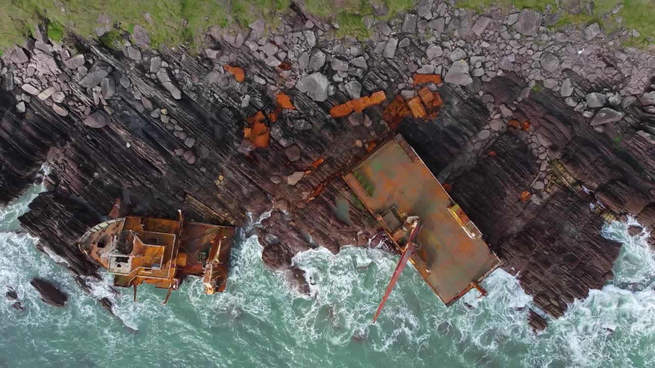 4K Cinematic drone optagelser af det mystiske spøgelsesskib MV Alta, der er strandet langs Corks kystlinje. Co.Cork - Irland_06
