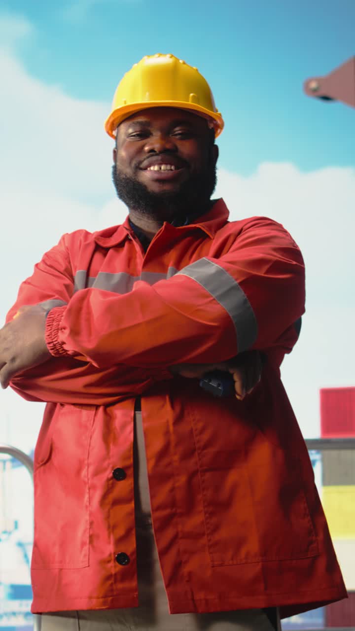 Vidéo verticale Portrait d’un employé heureux de plateforme offshore parlant dans un talkie-walkie