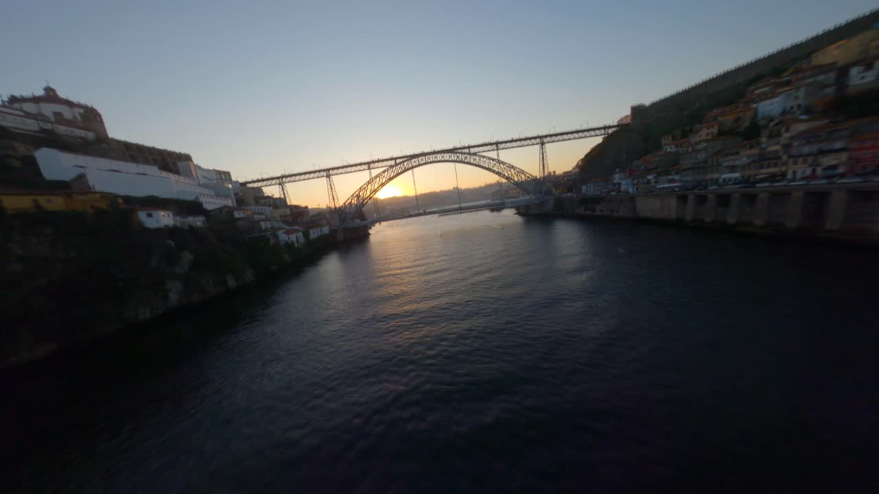 포르투갈 포르투의 리베이라 인근 도우로 강 수면 근처에서 낮은 수준의 fpv 샷