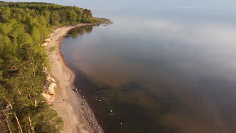 波羅的海海岸的紅色砂岩懸崖veczemju klintis空中圖