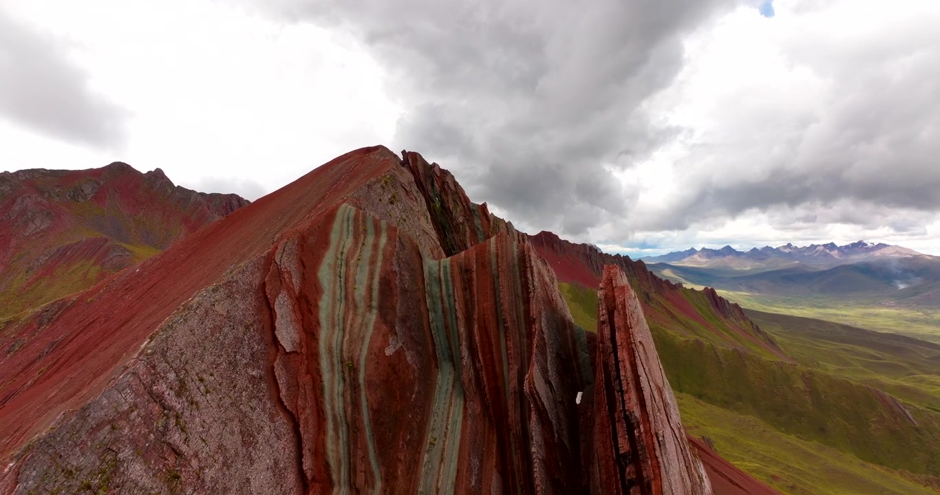Creste di arenaria nitide e colorate di Pallay Punchu di Apu T'aklla, la nuova Montagna Arcobaleno in Perù. Ripresa aerea in avanti, spazio per il testo.