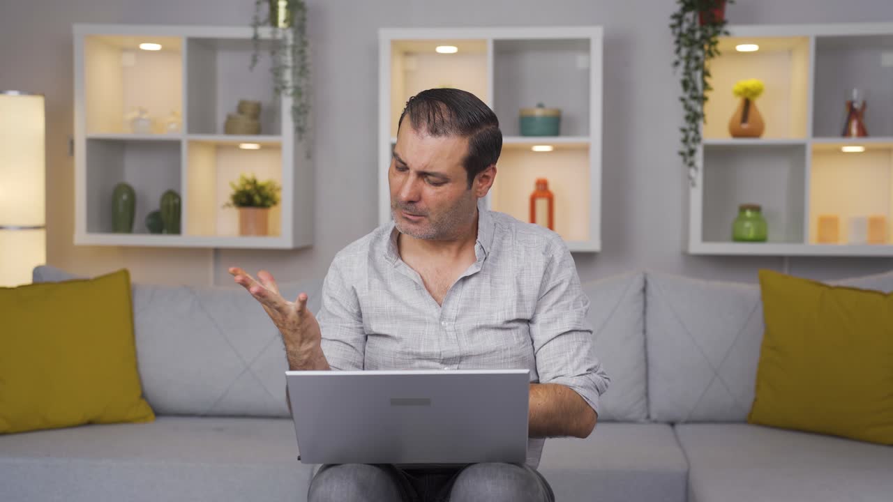 la muñeca del hombre que usa una computadora portátil duele.