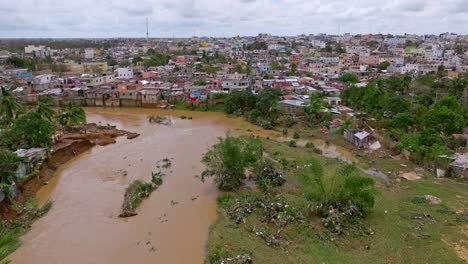 vista aérea del río yuma inundado después del huracán fiona en república dominicana