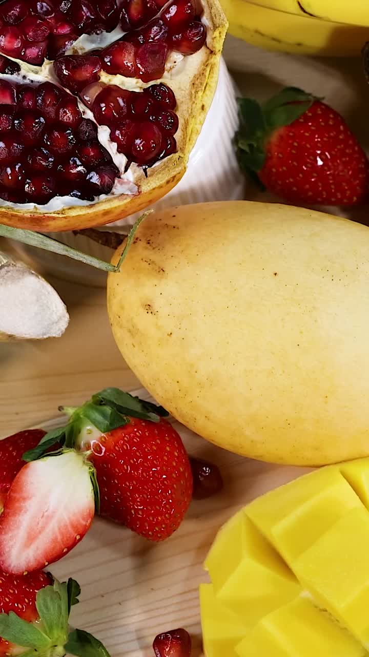 Varietà di frutta esposta su sfondo bianco