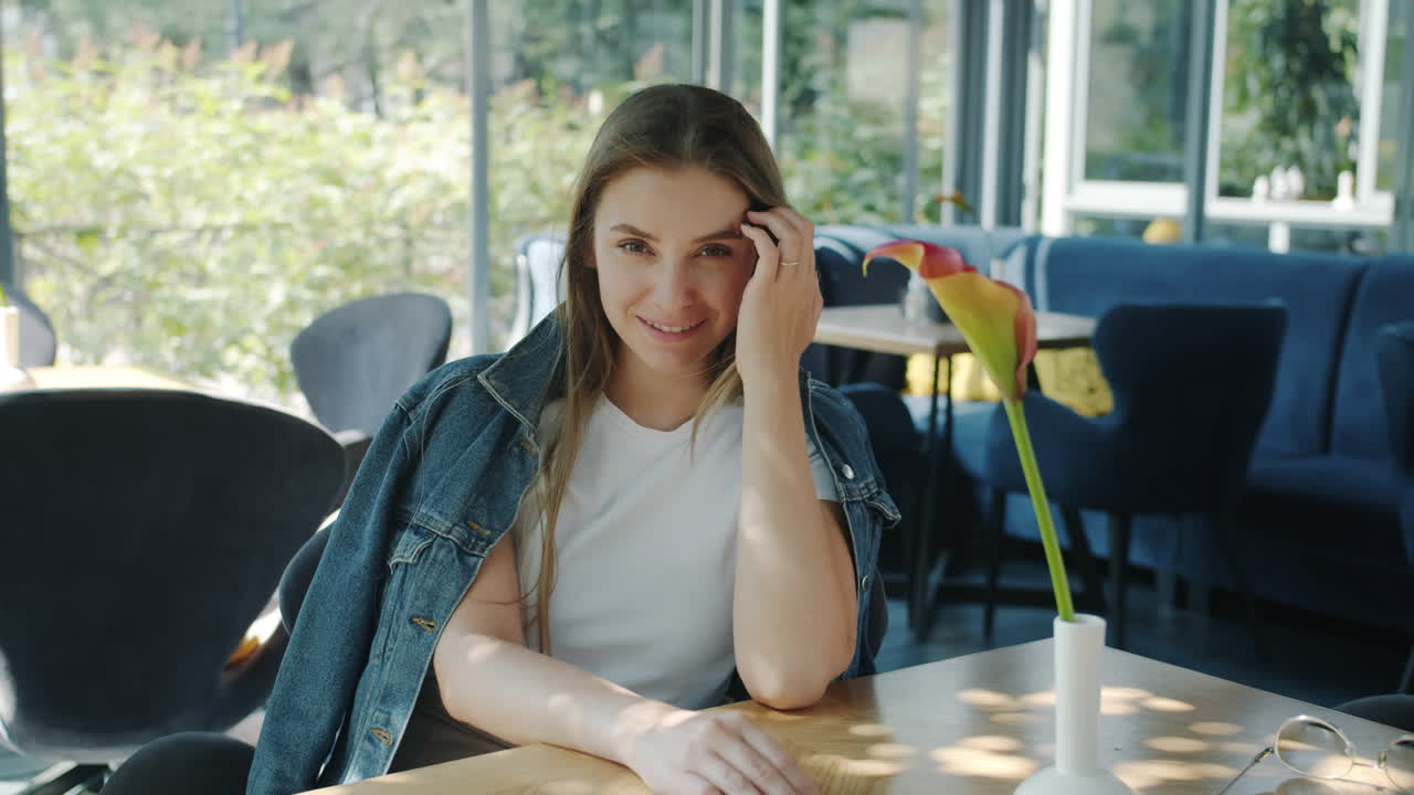 una mujer relajándose en un café.