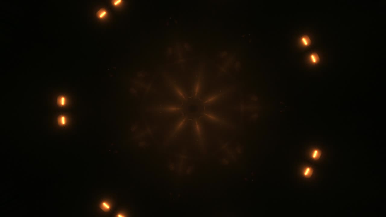fondo kaleidoscópico fractal. movimiento con diseño fractal en fondo negro. disco dinámico espectro de mandala luces lugar de concierto bombilla.