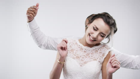 una pareja feliz bailando en una boda.