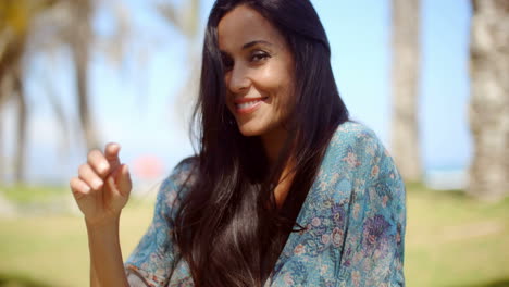 Feliz-Mujer-De-Pelo-Largo-Y-Bonito-En-La-Playa