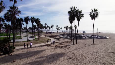 Drones-A-Través-Del-Famoso-Parque-De-Patinaje-En-Venice-Beach,-California