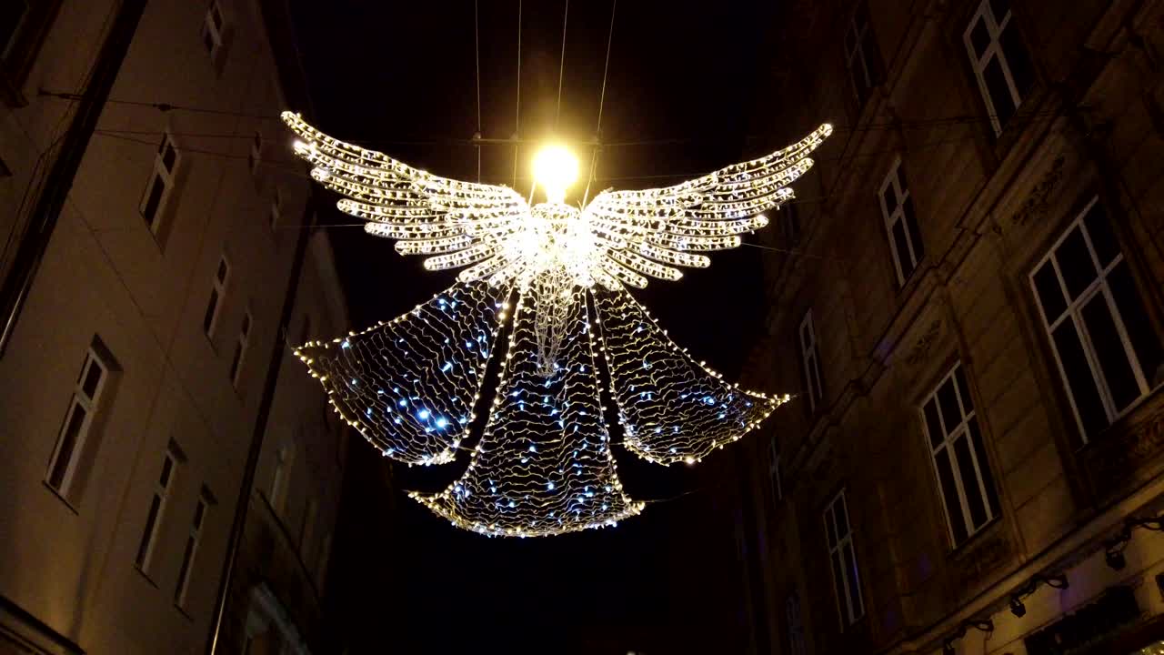 Ghirlande sullo sfondo del cielo notturno a forma di angelo.