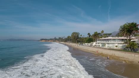 Hermosa-Antena-De-Butterfly-Beach,-El-Pacífico-Y-El-Coral-Casino-En-Montecito-California-5