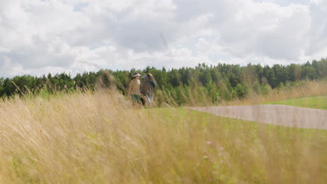 une femme caucasienne et un homme afro-américain sur le terrain de golf.