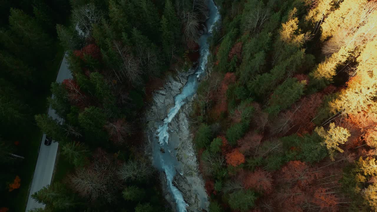 scenisk bjergflod vandfald canyon med fersk blå vand i den idylliske bayern østrig alper, løber ned en smuk skov langs træer nær sylvenstein speicher og walchensee