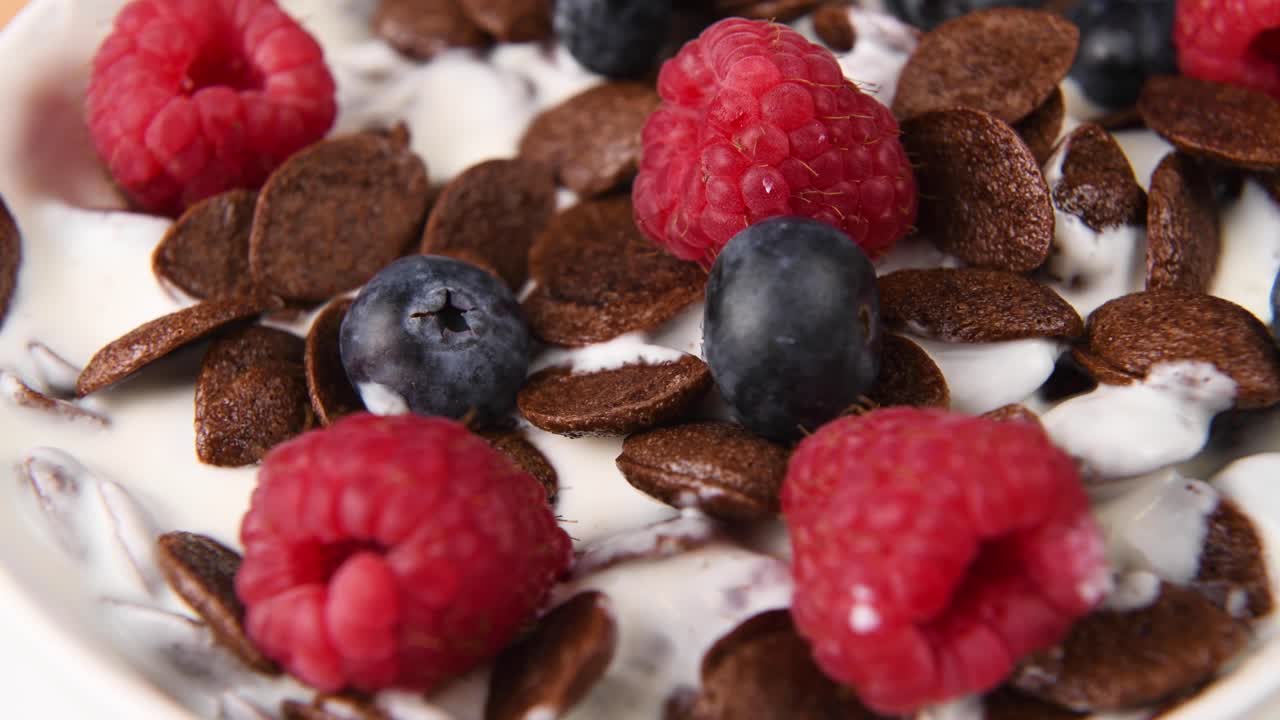 과일과 초콜릿 시리얼의 총을 닫습니다