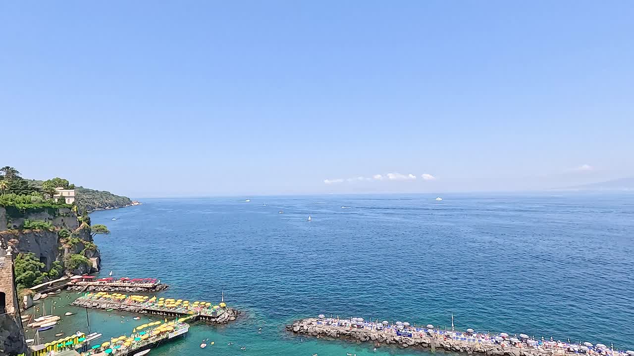 소렌토의 해안선과 베수비우스 산의 전망