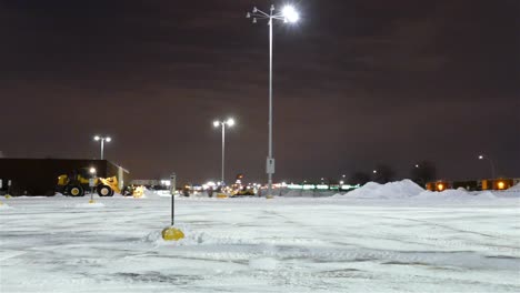 vista estática de quitanieves trabajando para despejar un aparcamiento