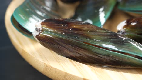 Thai-mussels-in-metal-on-table-top-view