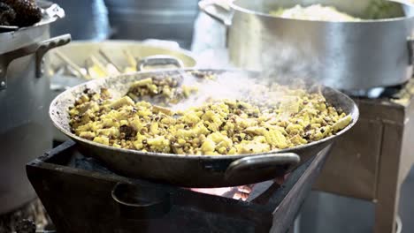 cocinar maíz en una cazuela en las calles de guanajuato, méxico