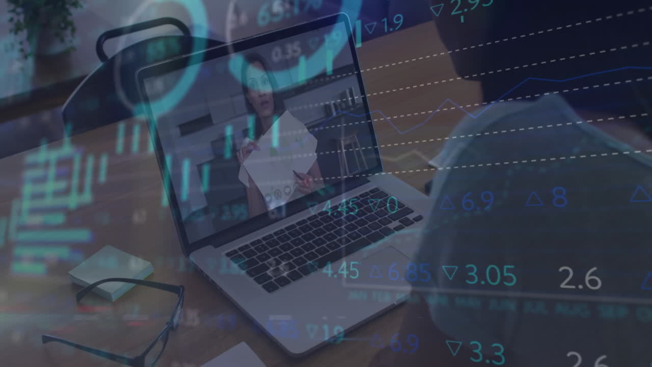 animazione dell'elaborazione dei dati finanziari su una donna d'affari bi-razziale su una videoconferenza portatile in ufficio.