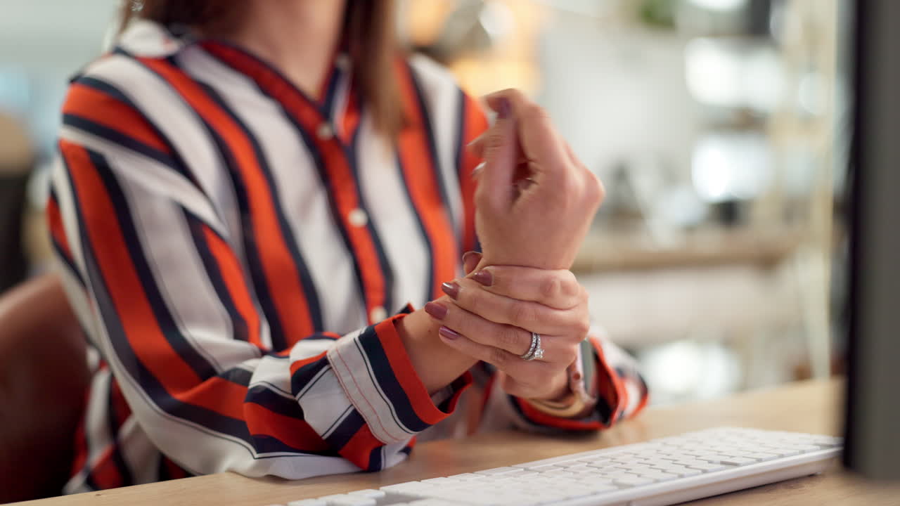 mujer con dolor en la muñeca