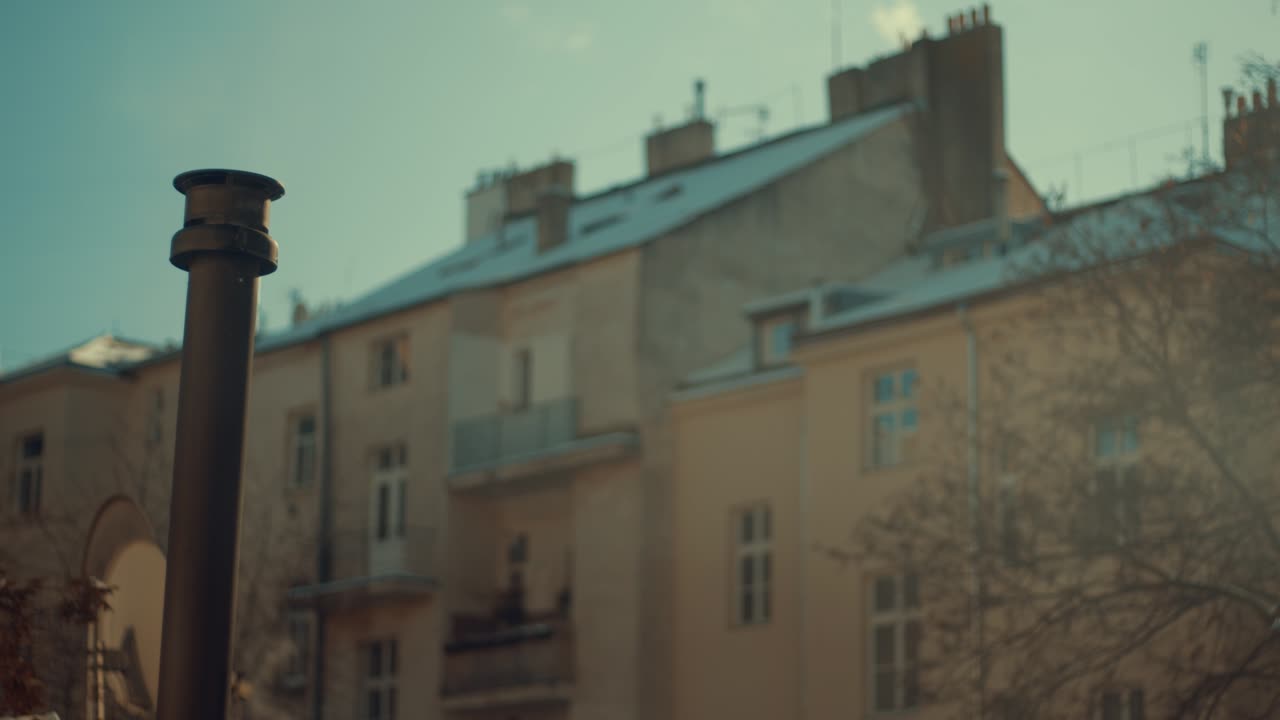 europa casa chimenea humo invierno frío nieve árbol praga