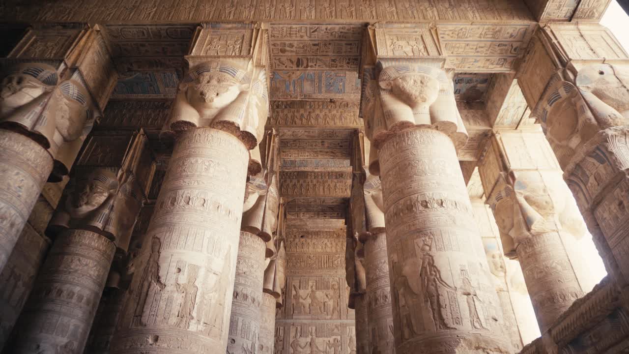 la reina hathor en las columnas del templo de dendera, egipto