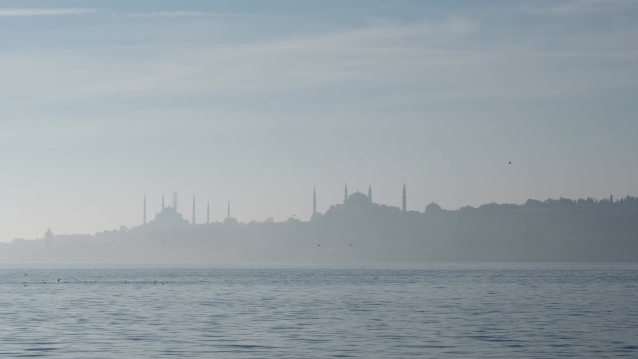 пейзаж туманного дня на стамбульском босфоре и историческом полуострове