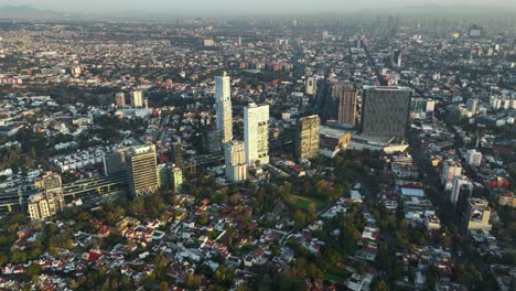 Hermosa-Vista-Aérea-De-Establecimiento-De-Los-Edificios-De-La-Ciudad-De-México-Al-Atardecer